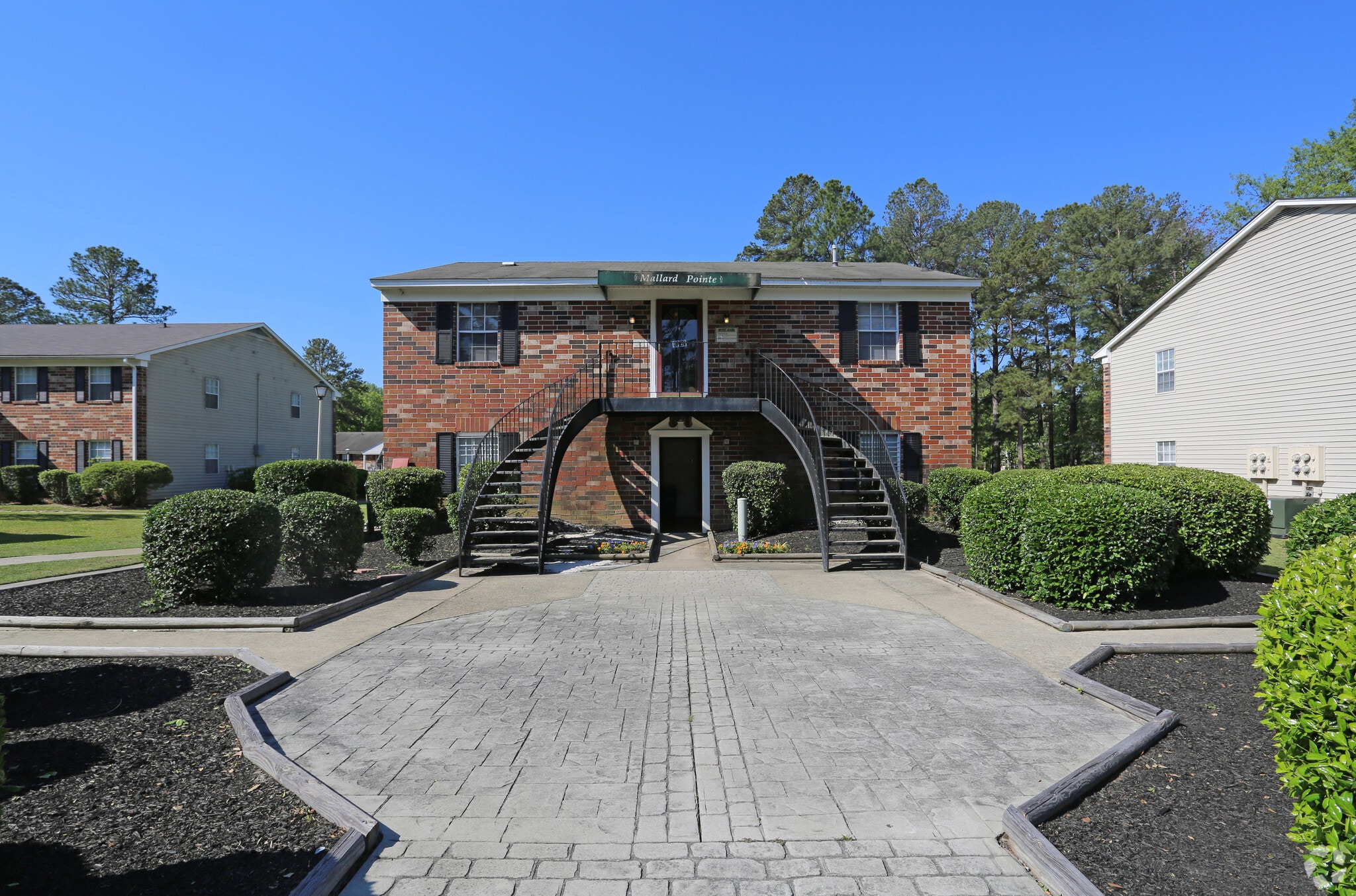 beautiful building at Mallard Pointe Apartments located in Columbia, SC